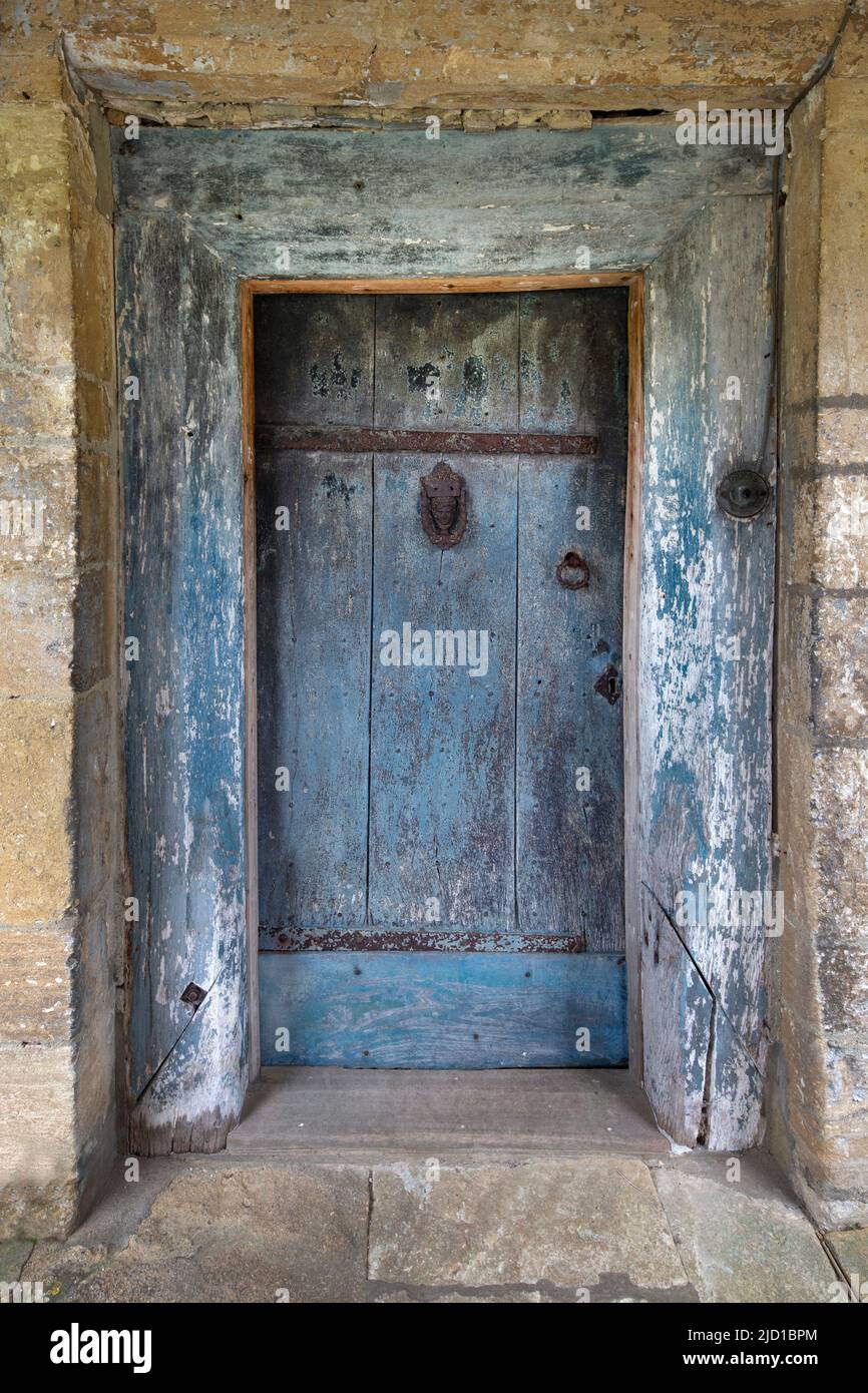 Ancienne porte en bois peint en bleu du manoir anglais, Angleterre Banque D'Images