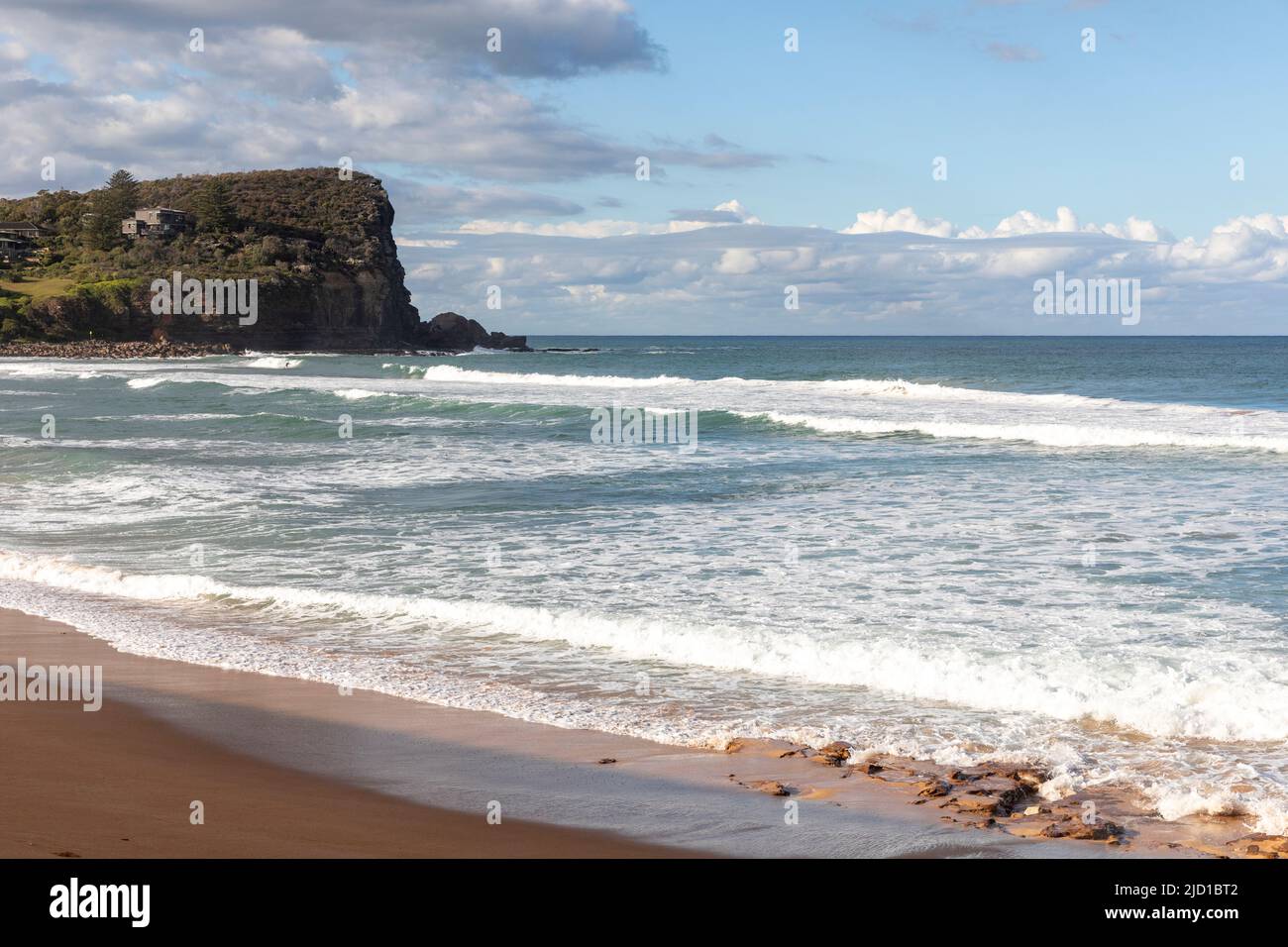 Avalon Beach Sydney sur un ciel bleu hiverne la journée avec le promontoire de la bangaley à l'extrémité nord de la plage, Sydney, Australie Banque D'Images