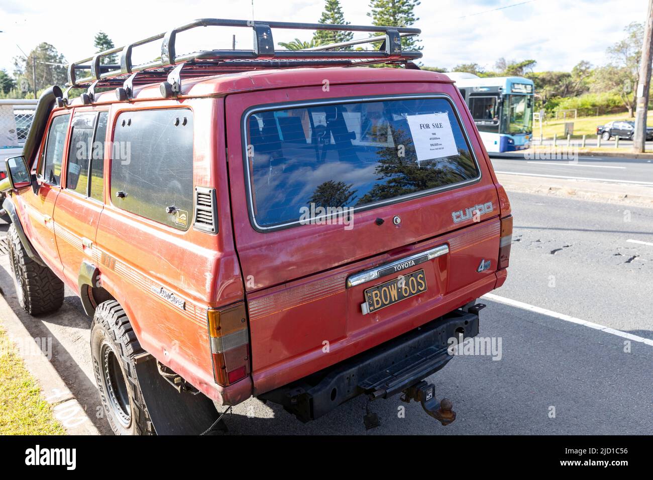 1986 Toyota Land Cruiser rouge à vendre garée dans une route de Sydney, NSW, Australie Banque D'Images