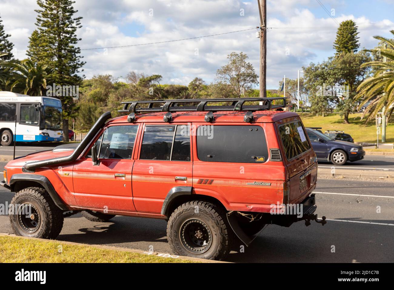 1986 Toyota Land Cruiser rouge à vendre garée dans une route de Sydney, NSW, Australie Banque D'Images