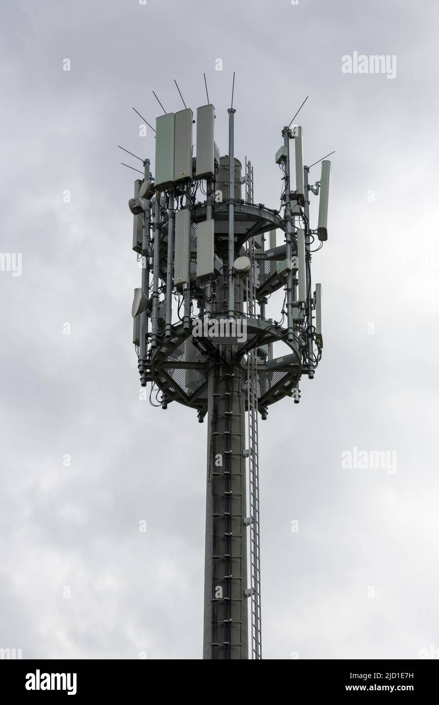 Mât de téléphone mobile, mât de transmission devant le ciel sombre nuageux, Allemagne Banque D'Images