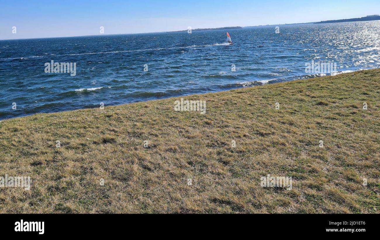 Vue sur la station balnéaire de Port Zelande et ses environs du lac et des dunes sous un ciel partiellement bleu Banque D'Images