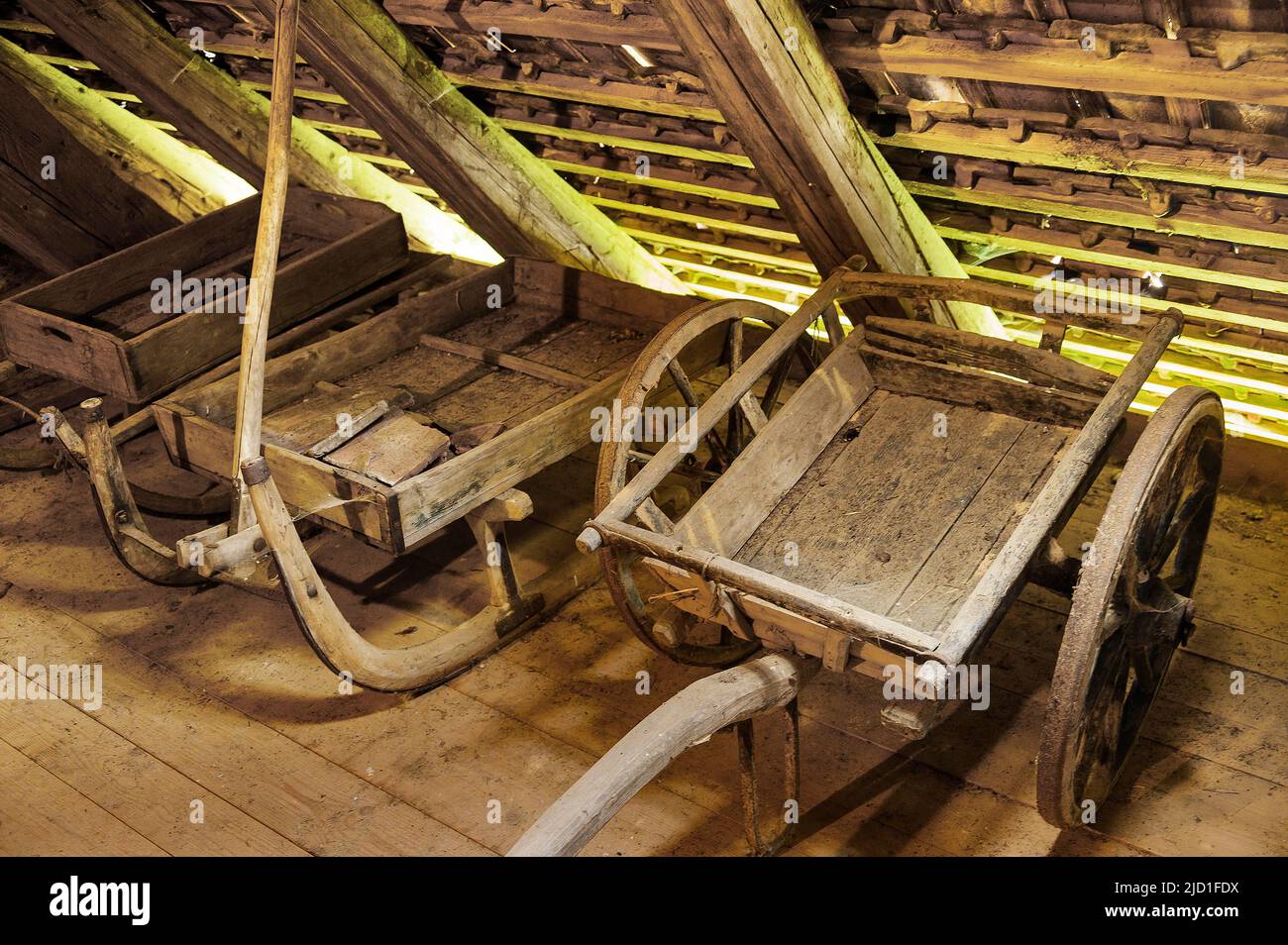 Ancienne charrette et traîneau en bois, Schmidsfelden Glassworks, Allgaeu, Bavière, Allemagne Banque D'Images
