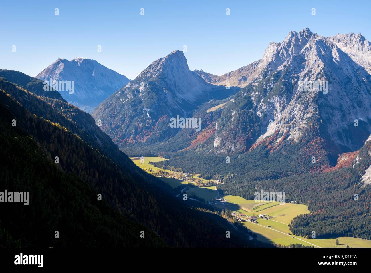 Karwendelspitze occidental, montagnes de Wetterstein, et vue de la grosse Arnspitze, vallée de montagne et montagnes, près de Scharnitz, Bavière, Allemagne Banque D'Images