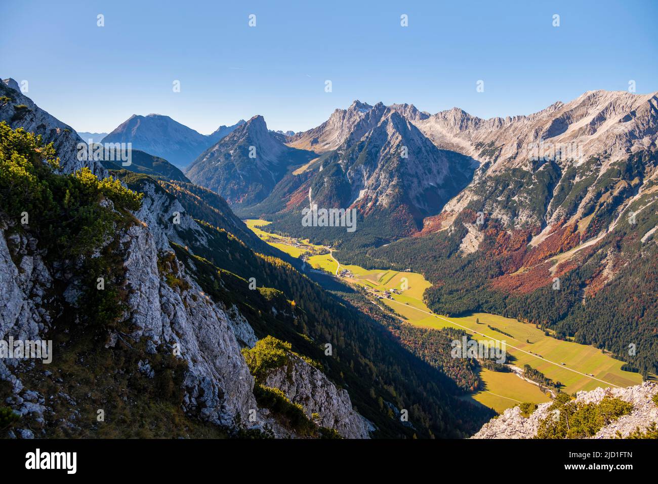 Karwendelspitze occidental, montagnes de Wetterstein, et vue de la grosse Arnspitze, vallée de montagne et montagnes, près de Scharnitz, Bavière, Allemagne Banque D'Images