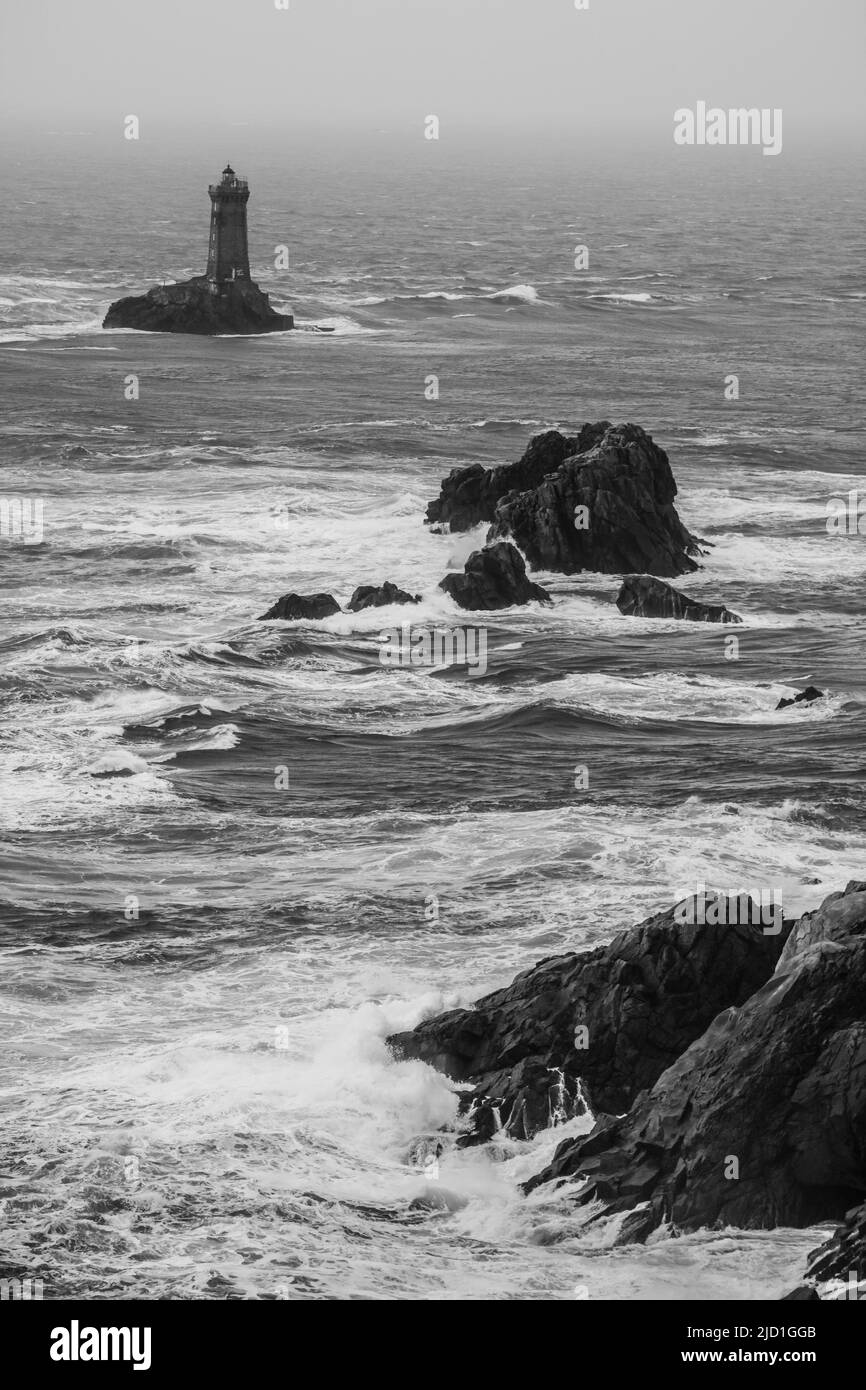 Pointe du raz Beg ar raz, cap rocheux avec phares au large Phare de la Vieille et tourelle de la plate, fin du Cap Sizun à l'ouest du Banque D'Images