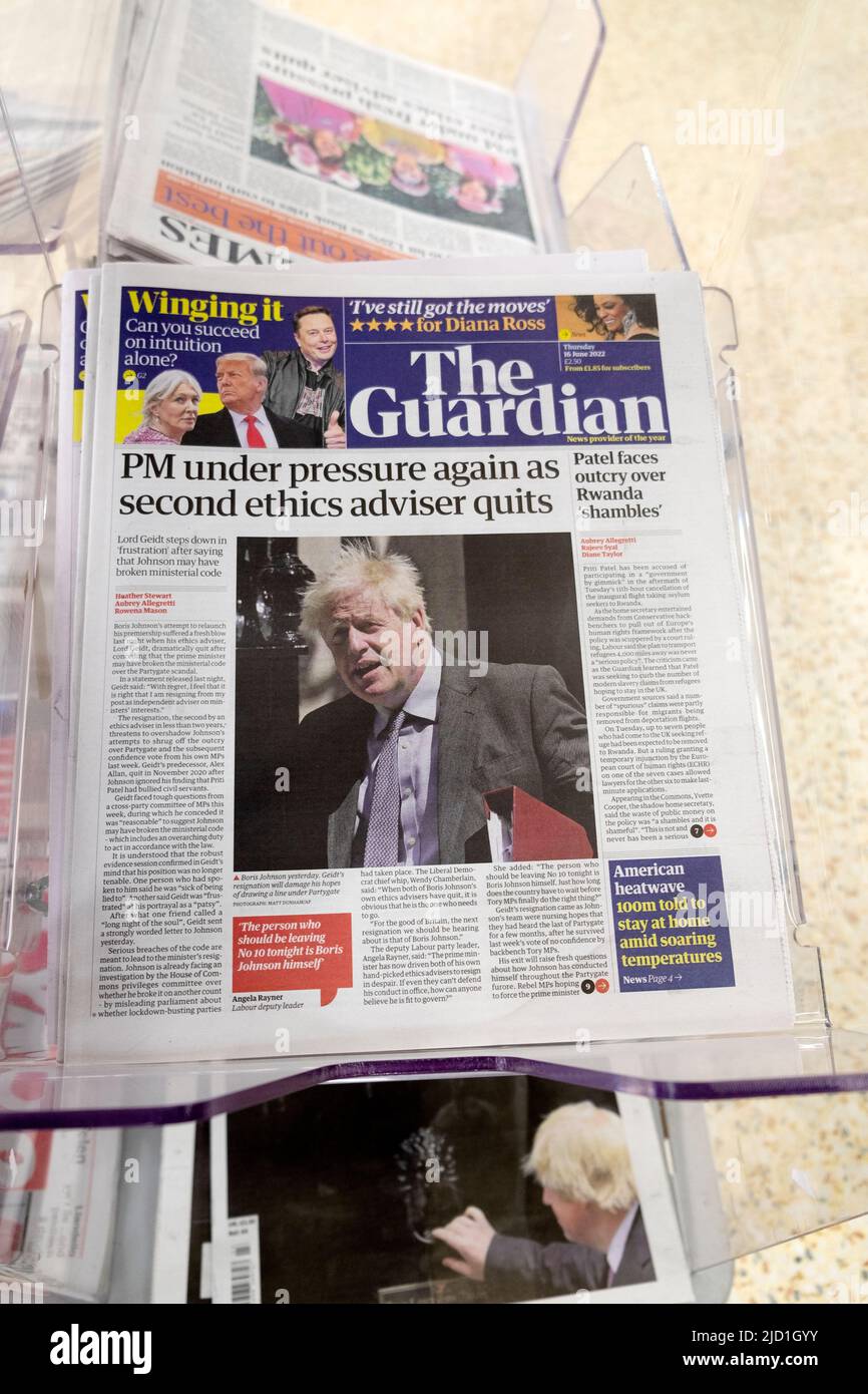 Boris Johnson 'PM de nouveau sous pression en tant que deuxième conseiller en éthique quits' journal Guardian titre Lord Geidt première page 16 juin 2022 Londres UK Banque D'Images