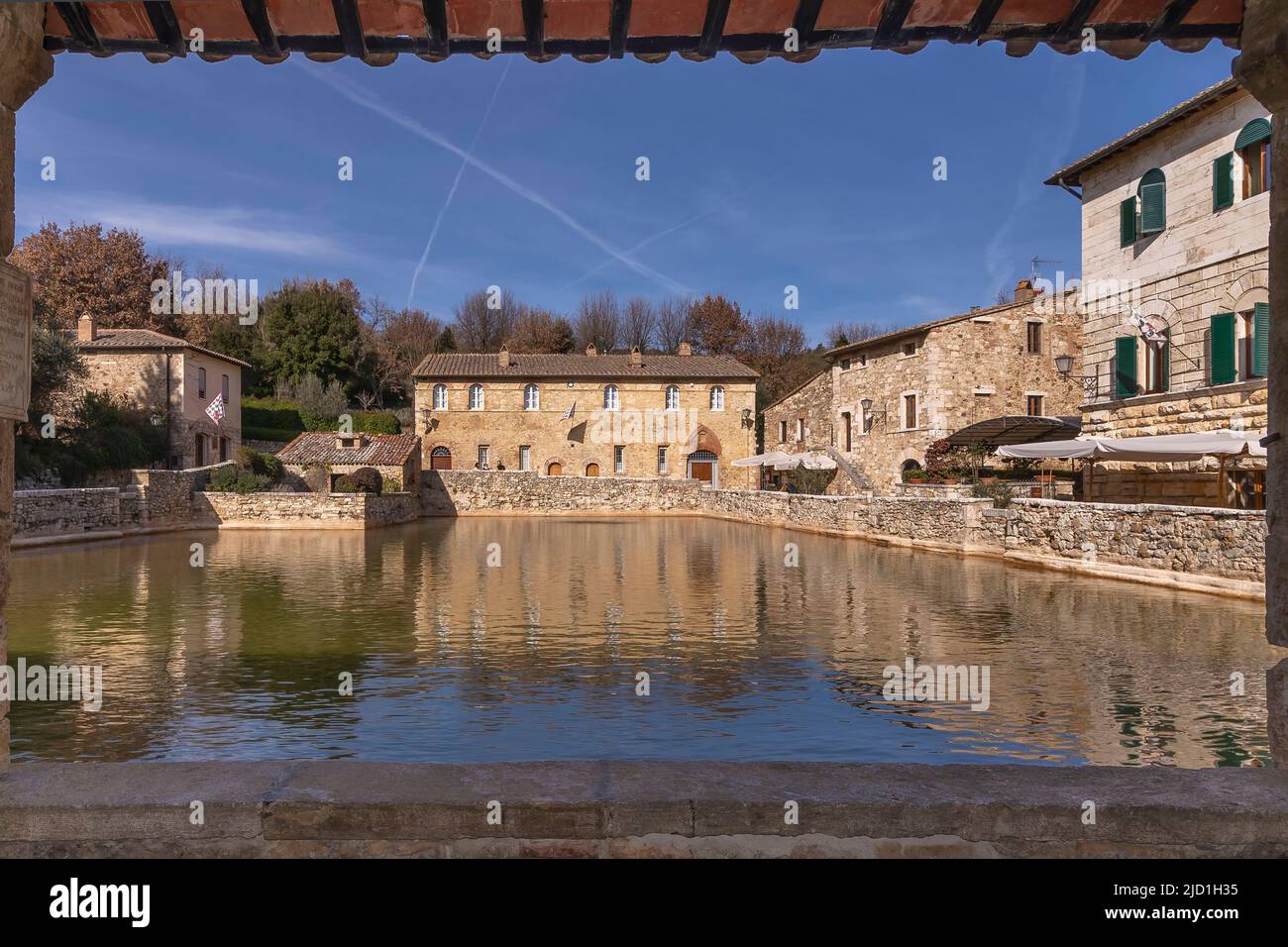 L'ancien village de Bagno Vignoni, Sienne, Italie, encadré par le mur de la piscine thermale Banque D'Images