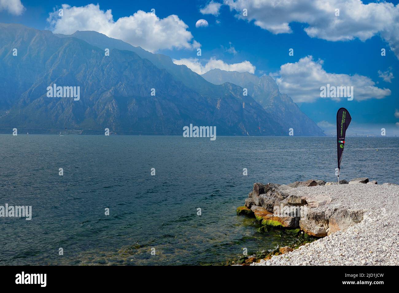 Le front de mer du lac de garde près de Torbole en Italie image panoramique. Banque D'Images