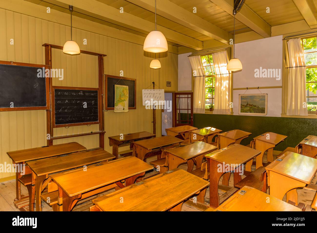 Enkhuizen, pays-Bas. Une salle de classe à l'ancienne du siècle dernier. Photo de haute qualité Banque D'Images