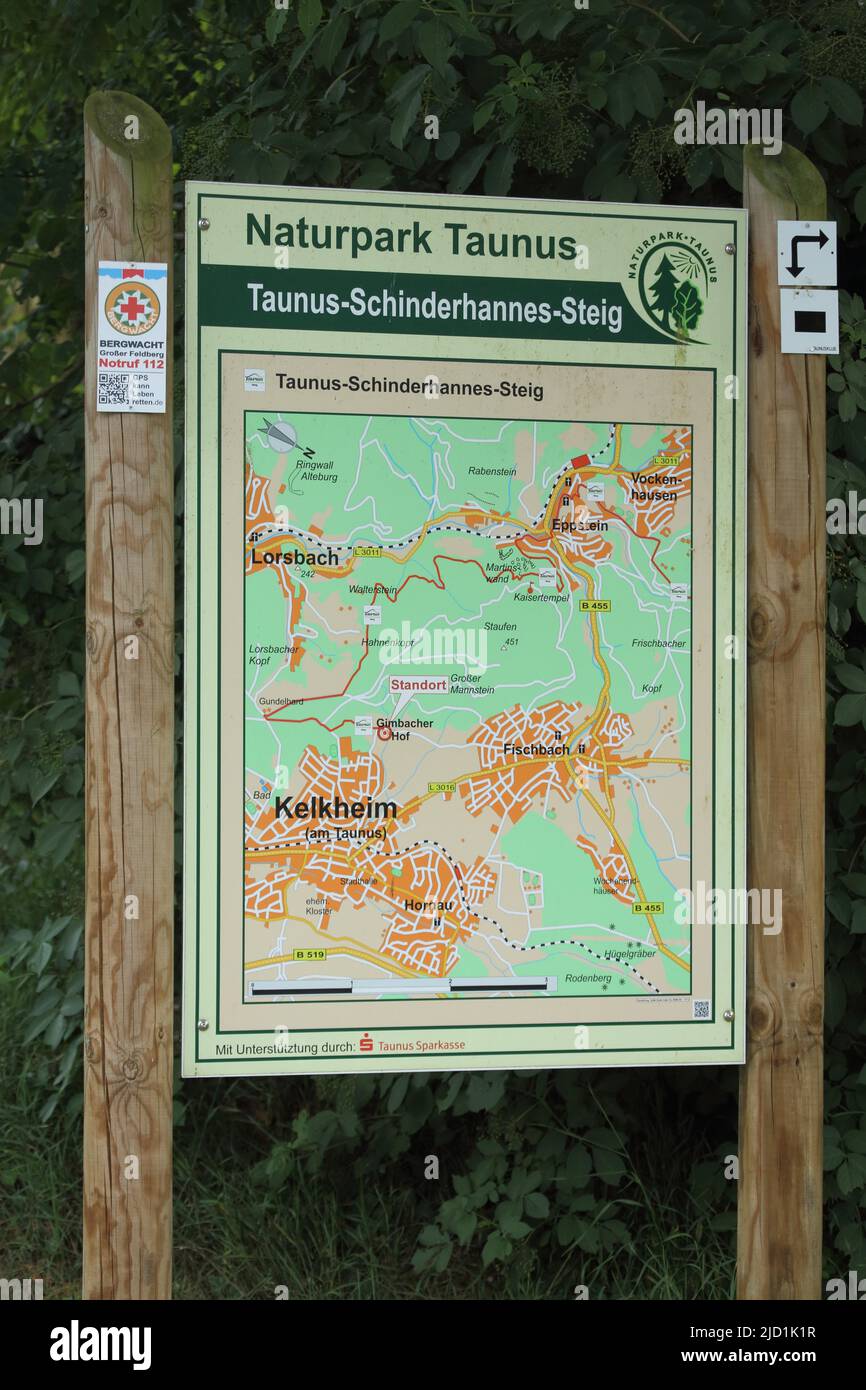 Sentier de randonnée Schinderhannes Steig à Kelkheim dans le parc naturel de Taunus, Hesse, Allemagne Banque D'Images