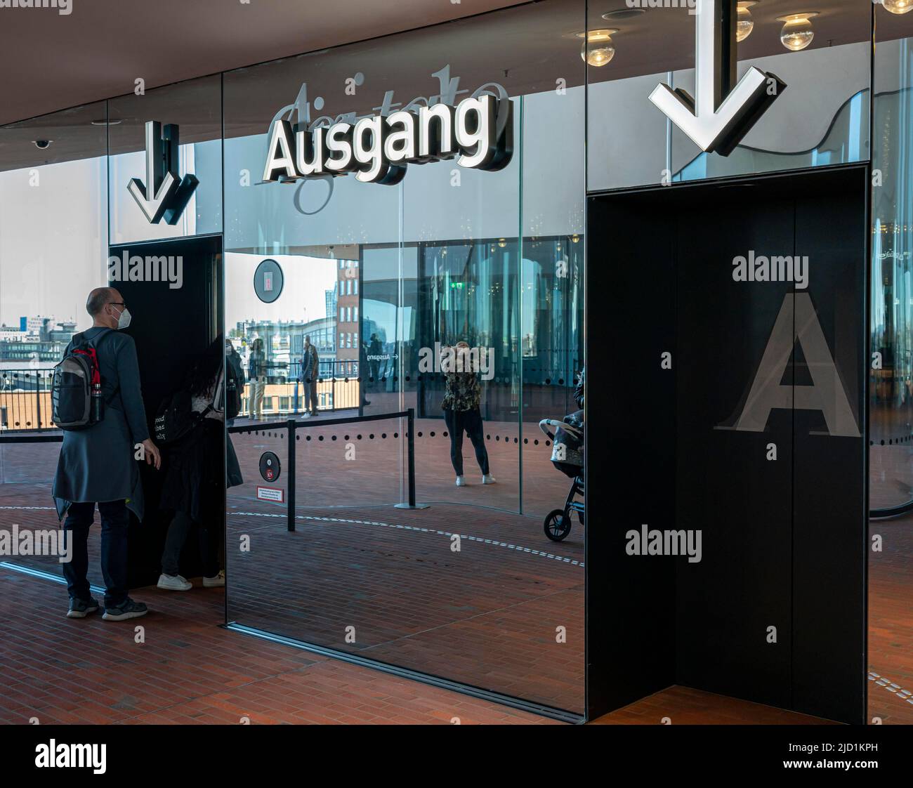 Design intérieur, ascenseurs à la plate-forme d'observation publique, plaza avec déflecteurs d'air, salle philharmonique d'Elbe, Hafencity, Hambourg, Allemagne Banque D'Images