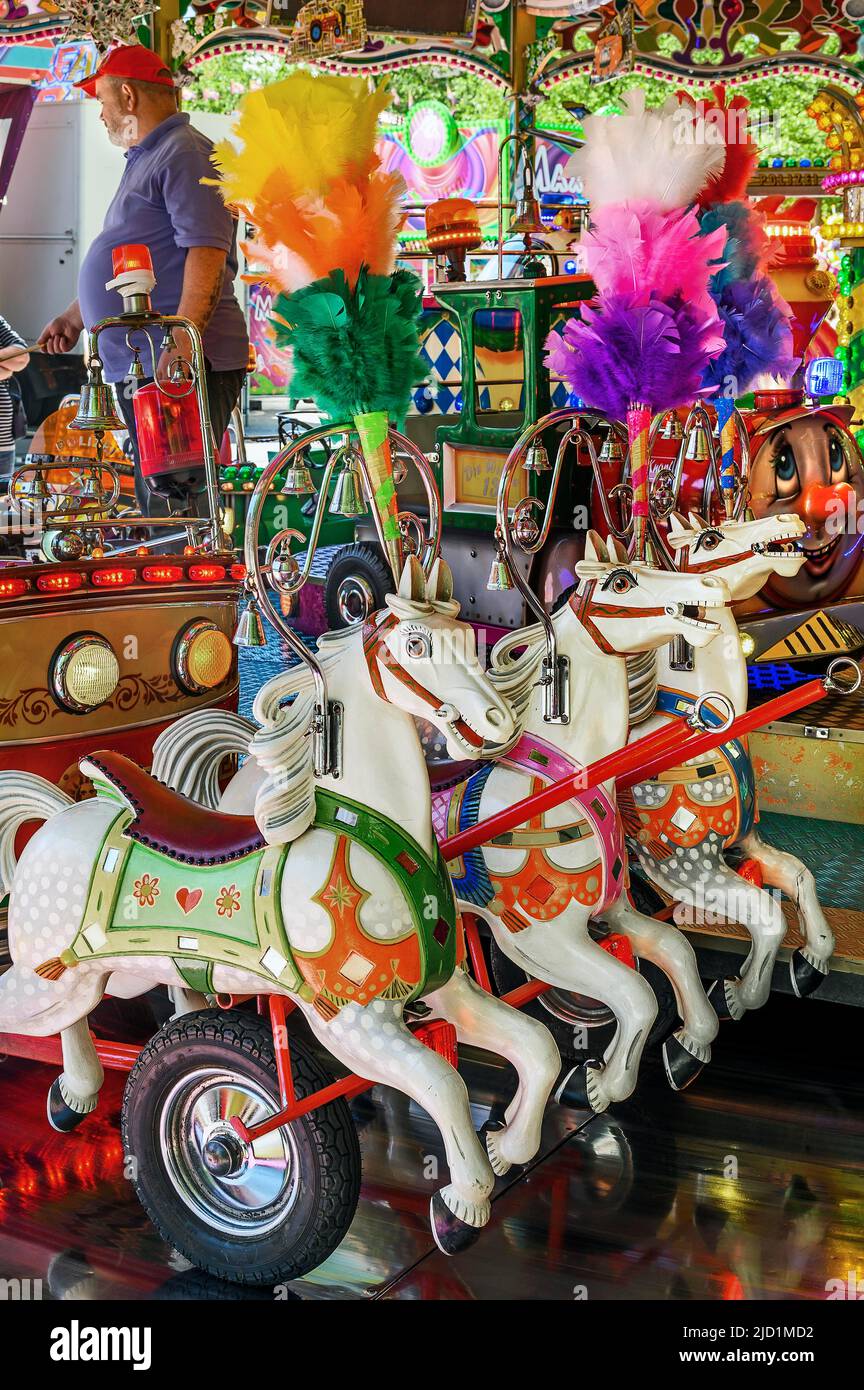Marché de jour de l'Ascension, foire, carrousel pour enfants avec chevaux en bois, Kempten, Allgaeu, Bavière, Allemagne Banque D'Images