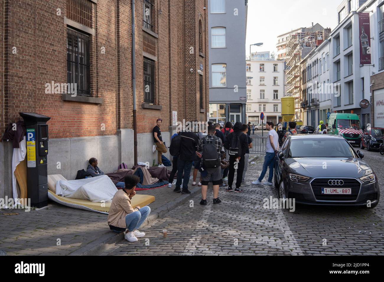 L'illustration montre les réfugiés qui attendent à l'extérieur, à l'entrée du centre d'enregistrement des demandeurs d'asile 'Klein Kasteeltje - petit Château' (petit château) Fedasil (Agence fédérale pour l'accueil des demandeurs d'asile) à Bruxelles, vendredi 17 juin 2022. Le Tribunal du travail de Bruxelles constate une violation «élibérant, coordonnée et persistante» du droit à l'accueil des demandeurs d'asile. Cette pratique "est souhaitable, considérée et organisée" par le Secrétaire d'Etat à l'asile et à la migration Mahdi (CD&V). Depuis le début de cette année, plus de 1 400 poursuites ont été intentées contre Fedasil pour échec Banque D'Images