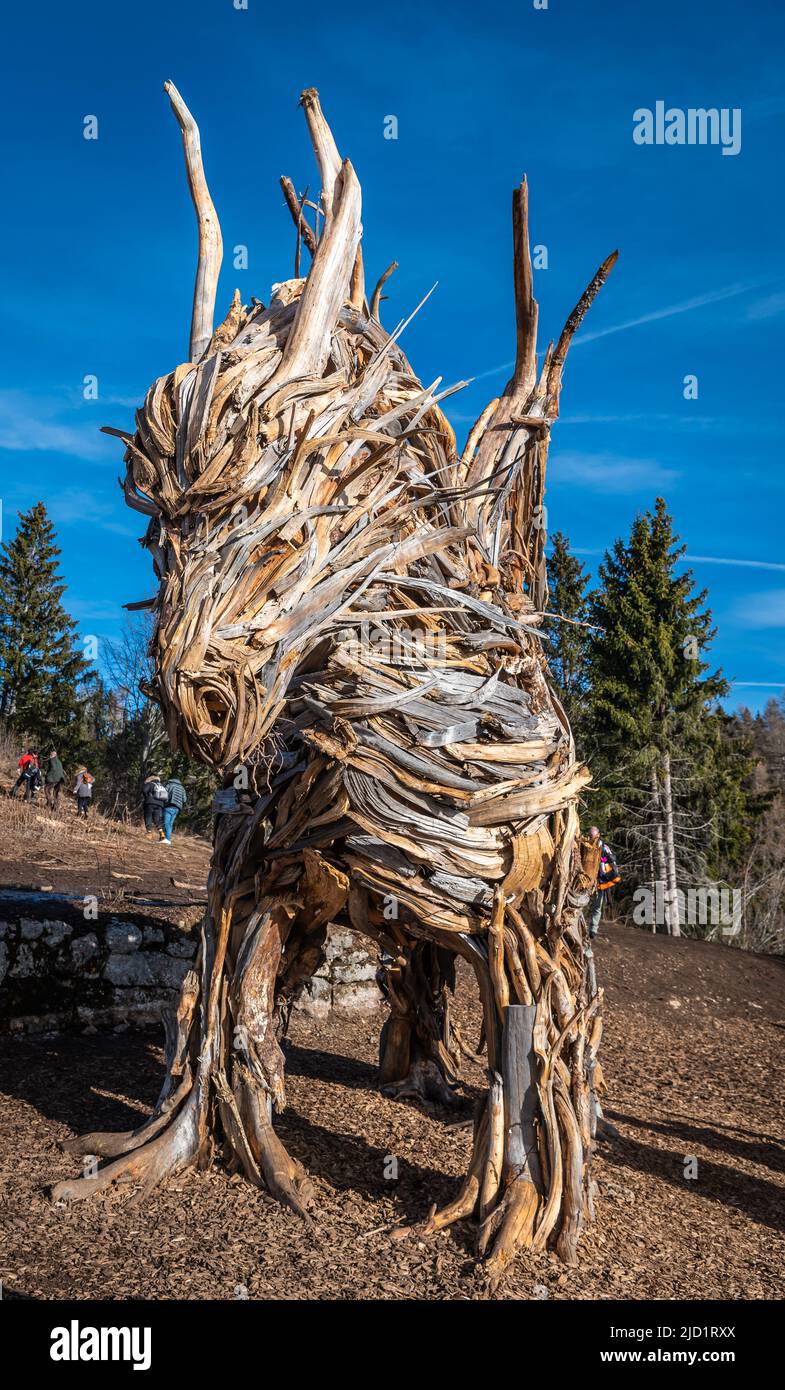 Drago Vaia (Dragon de Vaia). La sculpture est l'oeuvre de l'artiste Marco Martalar. Lavarone, Alpe cimbra, Trentin-Haut-Adige, nord de l'Italie. Banque D'Images