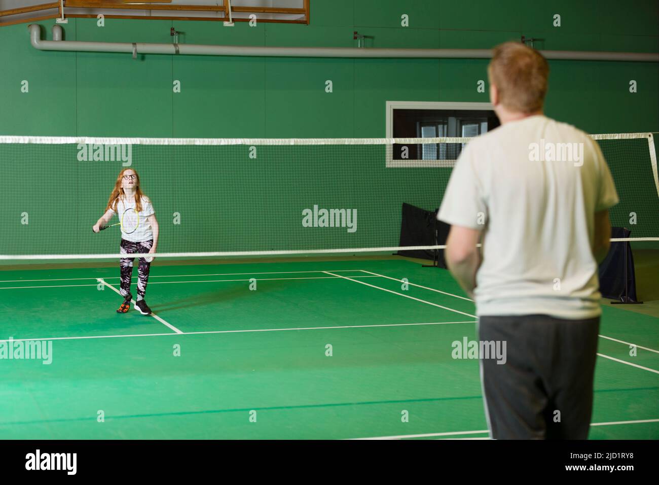 Fille et homme jouant au badminton Banque D'Images