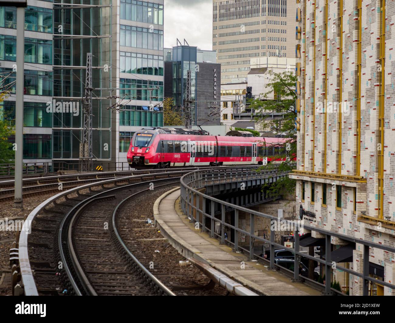 Berlin, Allemagne - août 2020 : train urbain S-Bahn traditionnel rouge jaune à Berlin arrivant à la gare Zoo de Berlin (Zoologische Garten). Europe Banque D'Images