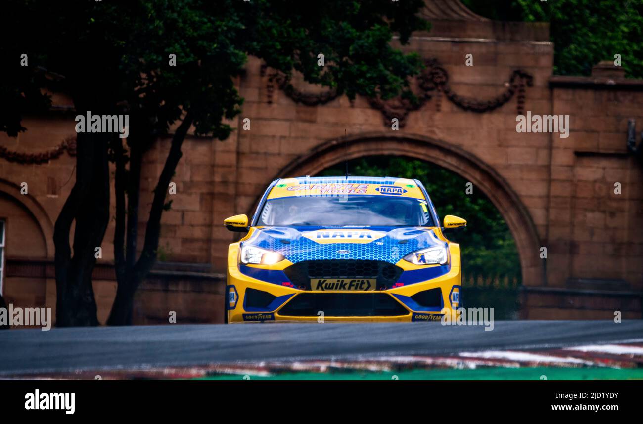 Une PHOTO EMBLÉMATIQUE d'Ashley Sutton, BTCC, pilote de randonnée britannique, numéro 1 à Oulton Park Driving for Motorbase performance, NAPA Racing UK, Ash. Banque D'Images