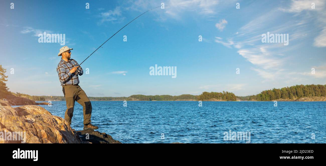 Pêche de pêcheurs de la côte de l'archipel de la mer de Finlande Banque D'Images