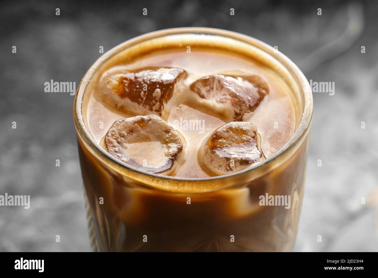 Gros plan sur un verre de Latte à café glacé Banque D'Images