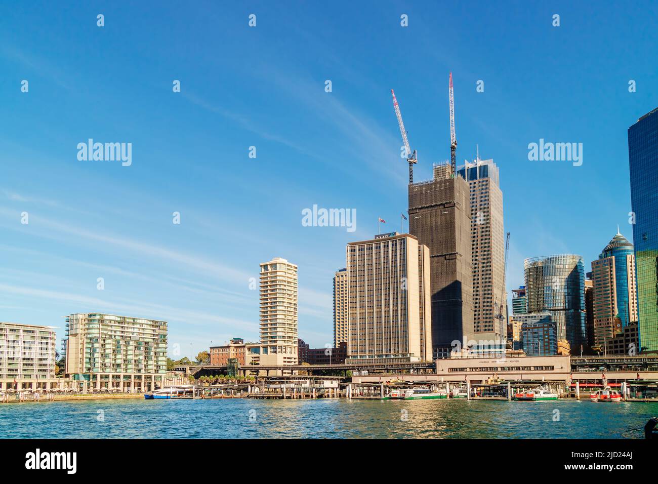 Port de Circular Quay avec sa gare et ses bâtiments modernes du quartier central des affaires de Sydney, en Australie. Banque D'Images