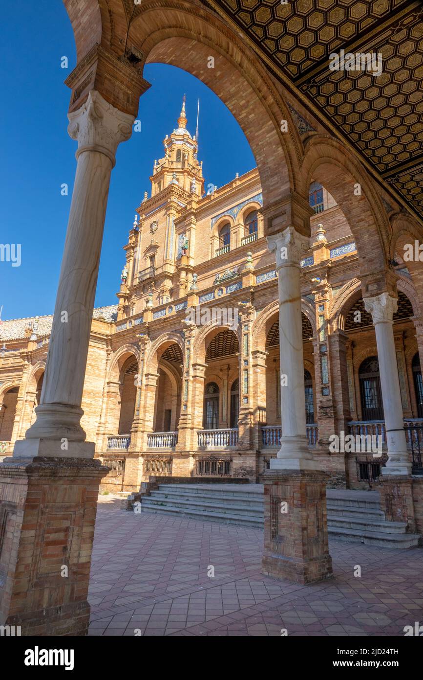 La Plaza de l'Espagne dans le Parc Maria Luisa Arcades principales le cadre de la Tour Nord construite pour l'exposition ibéro-américaine de 1929 Séville Espagne Banque D'Images