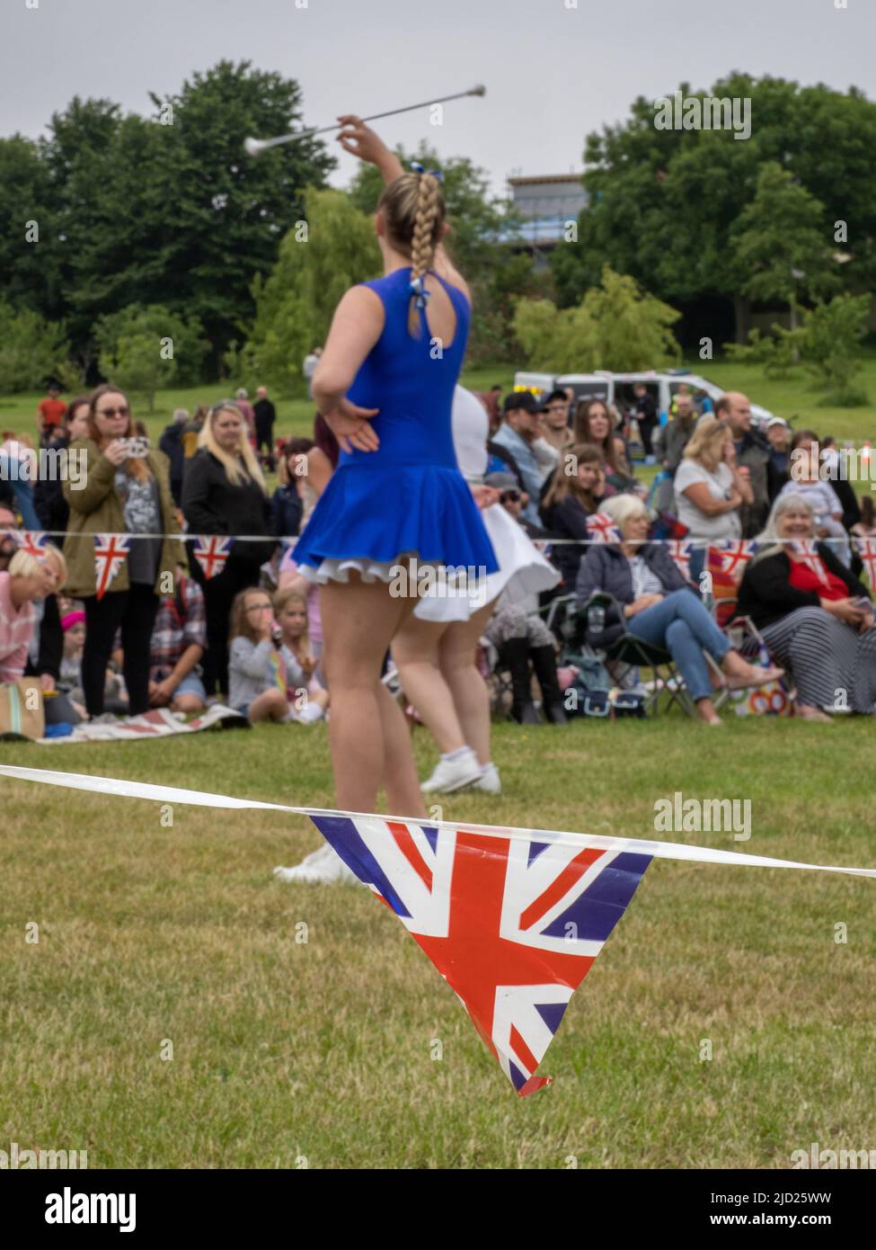 Les membres du groupe de raton et de pompons de la Twirl Academy se rendent pour les visiteurs au pique-nique Big Jubilee sur le marais de Weymouth. Banque D'Images