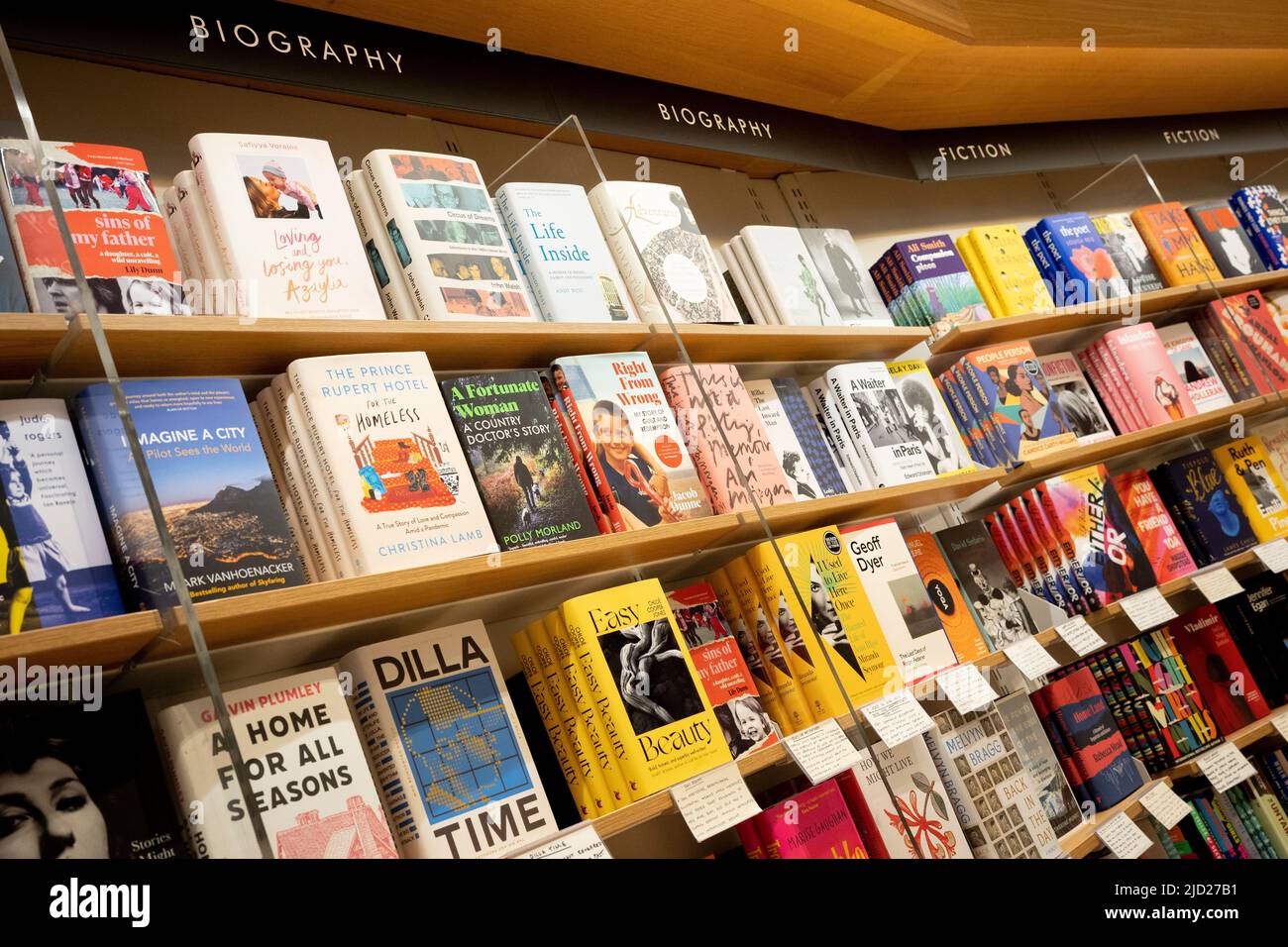 Les titres publiés remplissent les étagères de la branche Piccadilly de la librairie Waterstones et, en particulier, le livre intitulé "A chanceux femme: A Country Doctor's Story" de Polly Morland, le 7th janvier 2022, à Londres, en Angleterre. Banque D'Images