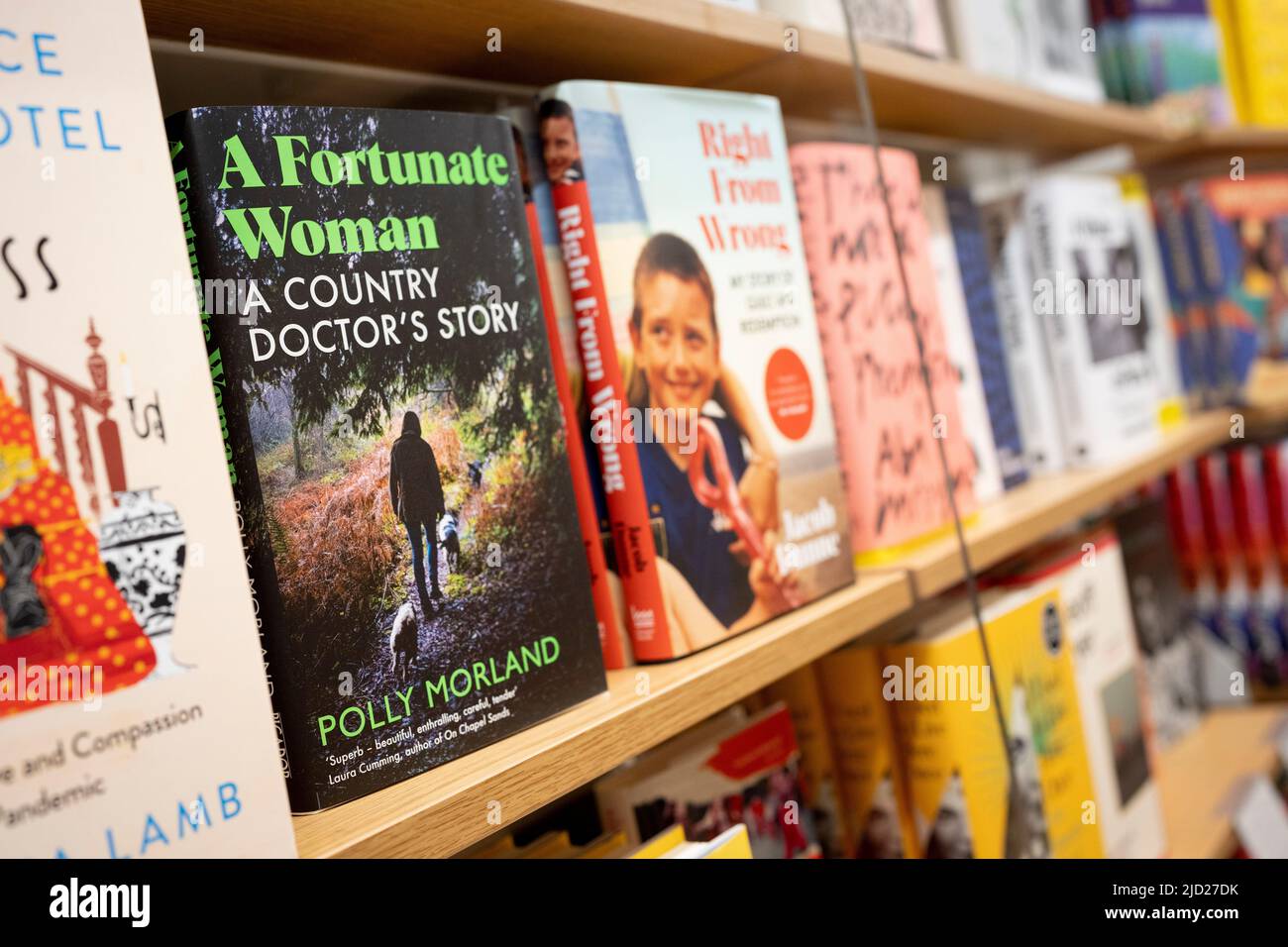 Les titres publiés remplissent les étagères de la branche Piccadilly de la librairie Waterstones et, en particulier, le livre intitulé "A chanceux femme: A Country Doctor's Story" de Polly Morland, le 7th janvier 2022, à Londres, en Angleterre. Banque D'Images