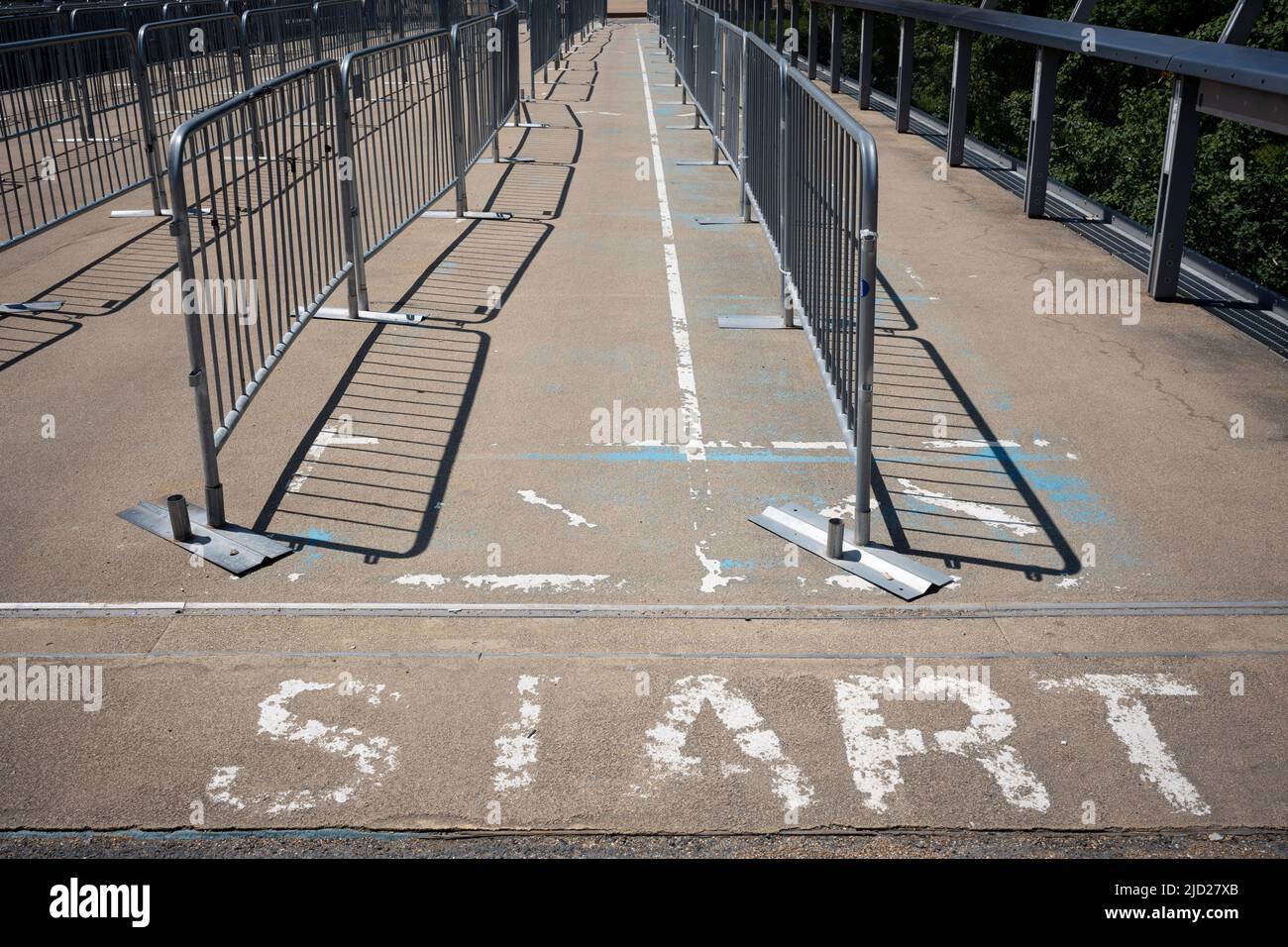 Dix ans après les Jeux olympiques de Londres de 2012 ont été basés ici à Stratford, les chemins de fer mènent à une entrée à l'ancien Statium olympique dans le Parc olympique de la Reine Elizabeth, le 14th juin 2022, à Londres, en Angleterre. L'ancien site olympique principal a été en effet, de manière controversée, reaménagé à partir d'un ancien domaine industriel. Son héritage promis est un espace vert maintenant connu sous le nom de Parc Elizabeth qui reste un habitat de la faune et dont les pièces centrales sont toujours le vélodrome et le centre aquatique utilisé par le public tandis que le principal statium olympique est le domicile du West Ham football Club. Banque D'Images