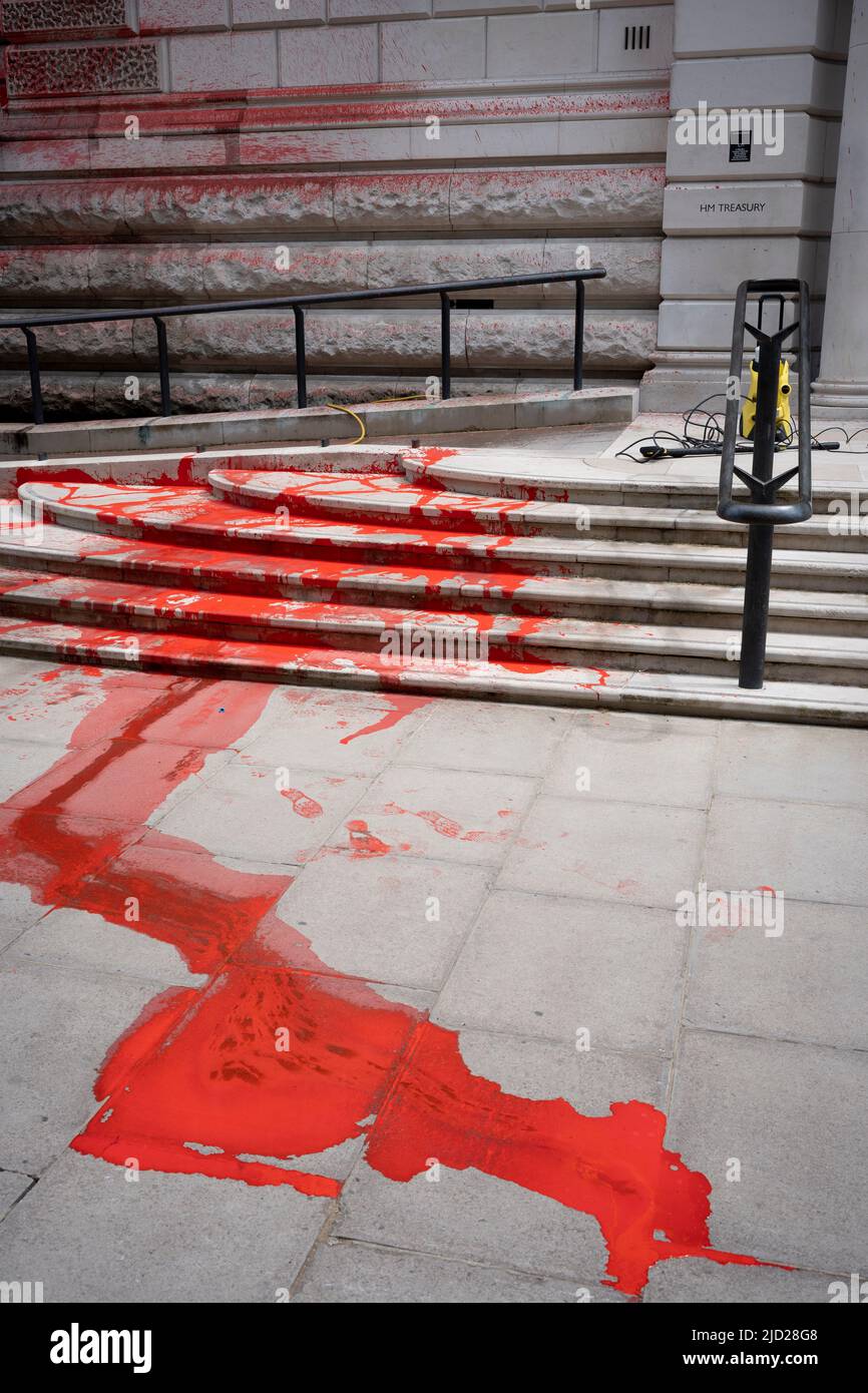 Les conséquences d'une manifestation de peinture rouge par les activistes du changement climatique avec 'Just Stop Oil' qui a pulvérisé l'extérieur et les marches du Trésor à Horse Guards, le 13th juin 2022, à Londres, en Angleterre. « Just Stop Oil » a pris des mesures directes pour une politique du gouvernement britannique encourageant l'expansion du pétrole et du gaz, disent-ils. Banque D'Images