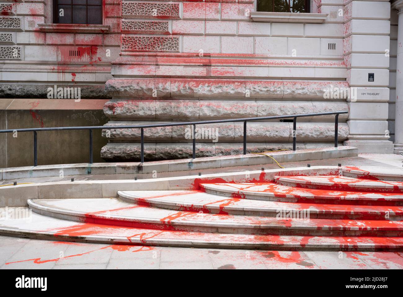 Les conséquences d'une manifestation de peinture rouge par les activistes du changement climatique avec 'Just Stop Oil' qui a pulvérisé l'extérieur et les marches du Trésor à Horse Guards, le 13th juin 2022, à Londres, en Angleterre. « Just Stop Oil » a pris des mesures directes pour une politique du gouvernement britannique encourageant l'expansion du pétrole et du gaz, disent-ils. Banque D'Images