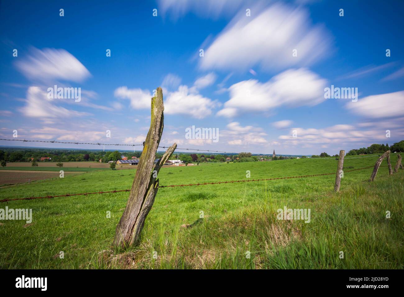 Terrain vert avec clôture en bois et paysage Banque D'Images