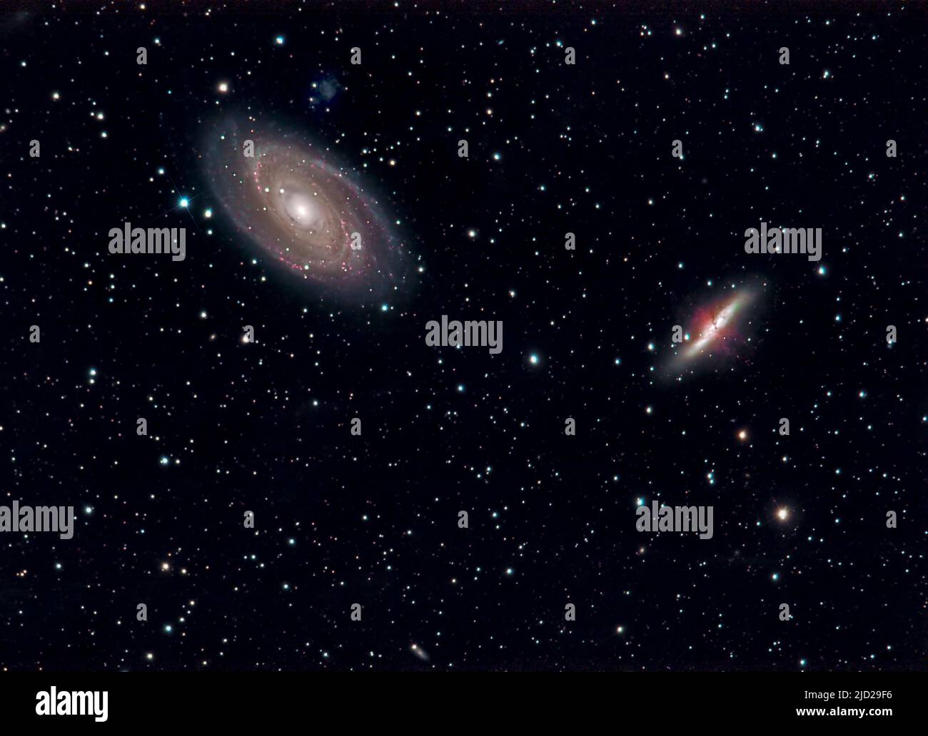 Les galaxies M81 (Bodes Nebula, à gauche) et M82 (Cigar Gallaxy) dans la constellation de l'Ursa Major. La galaxie irrégulière naine Holmberg IX peut être un aperçu Banque D'Images