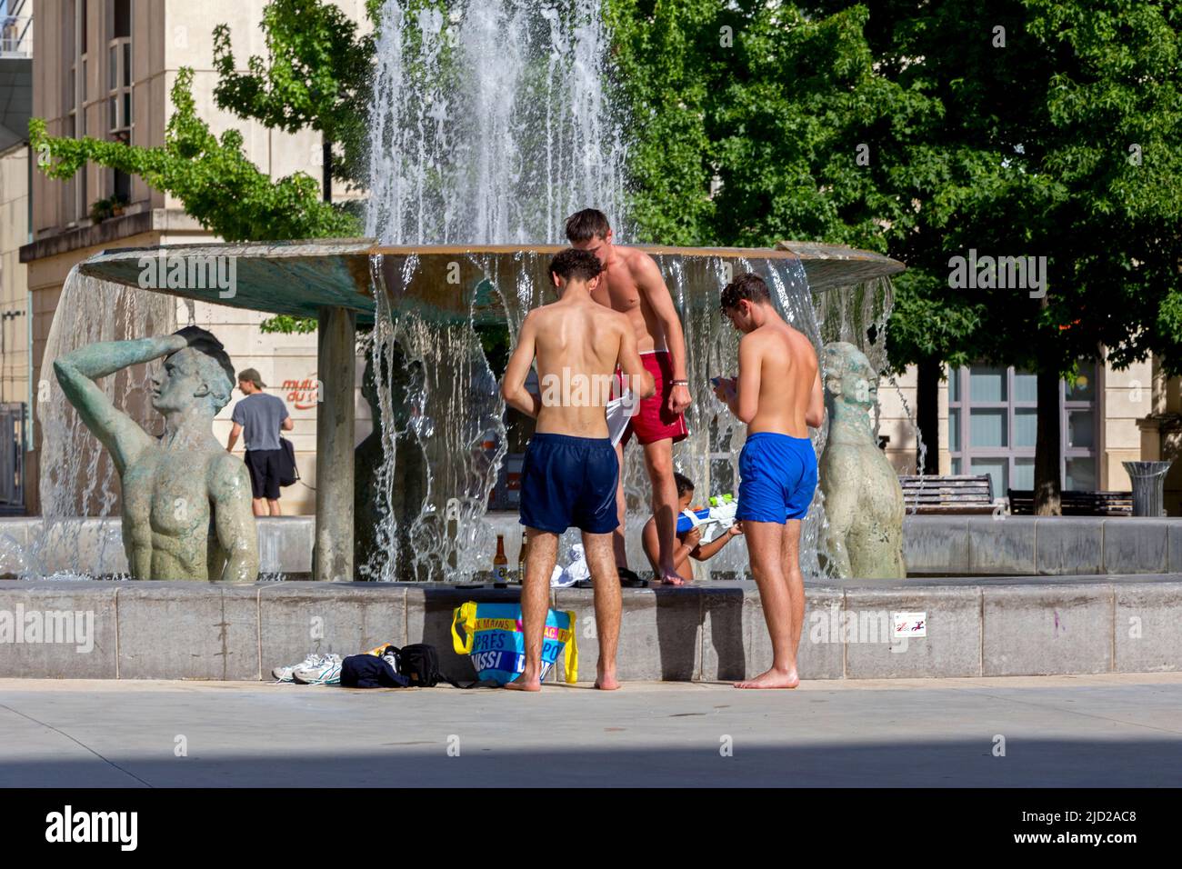 Rafraîchissement pendant la vague de chaleur. Fontaine des Ephebes, quartier d'Antigone. Montpellier, Occitanie, France Banque D'Images