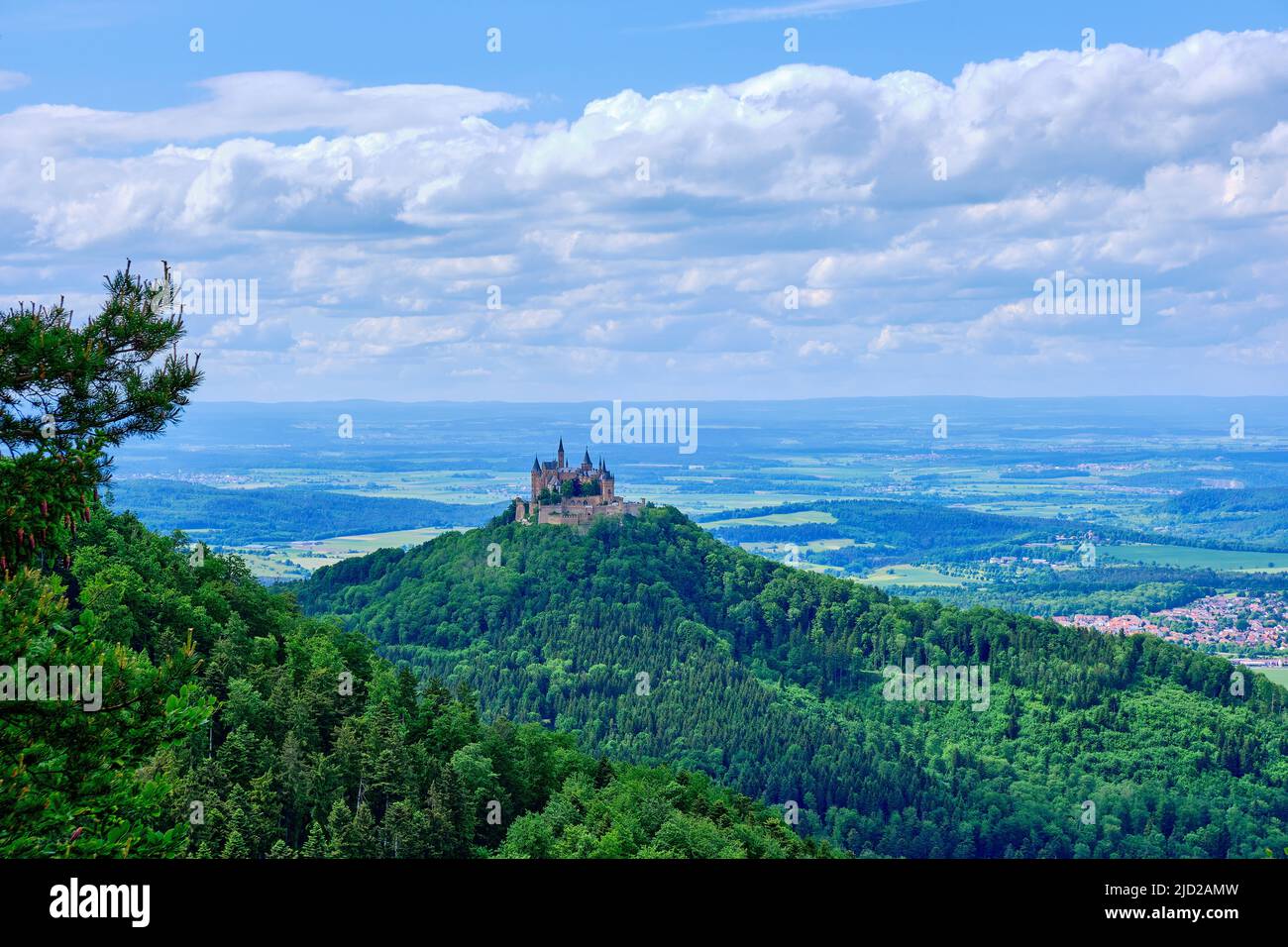 Vue sur le château de Hohenzollern, siège ancestral de la maison de Hohenzollern, de Raichberg sur Zollernalb près d'Albstadt, Bade-Wurtemberg, Allemagne. Banque D'Images