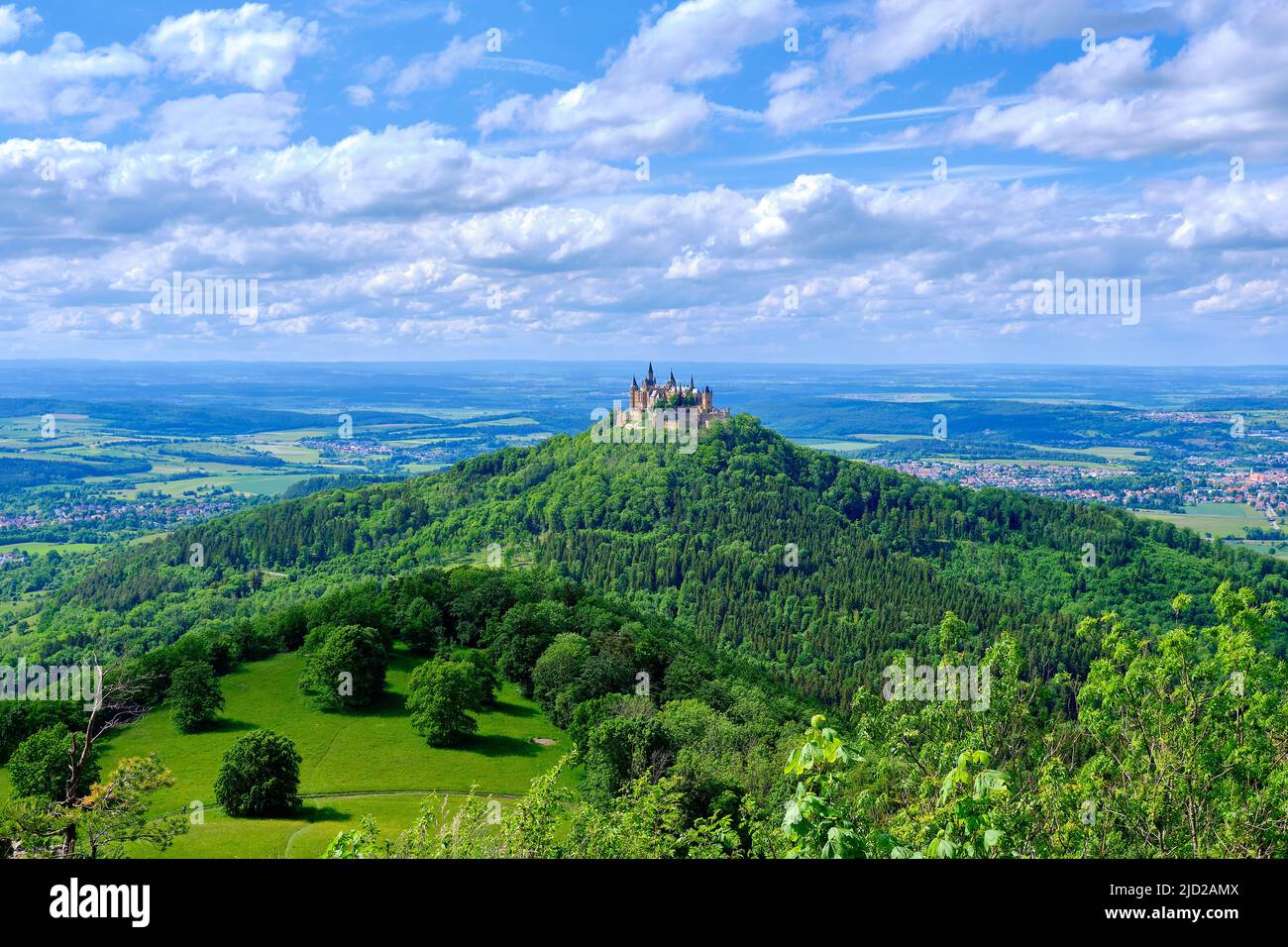 Vue sur le château de Hohenzollern, siège ancestral de la maison de Hohenzollern, depuis la corne de Zeller sur Raichberg près d'Albstadt, Bade-Wurtemberg, Allemagne. Banque D'Images