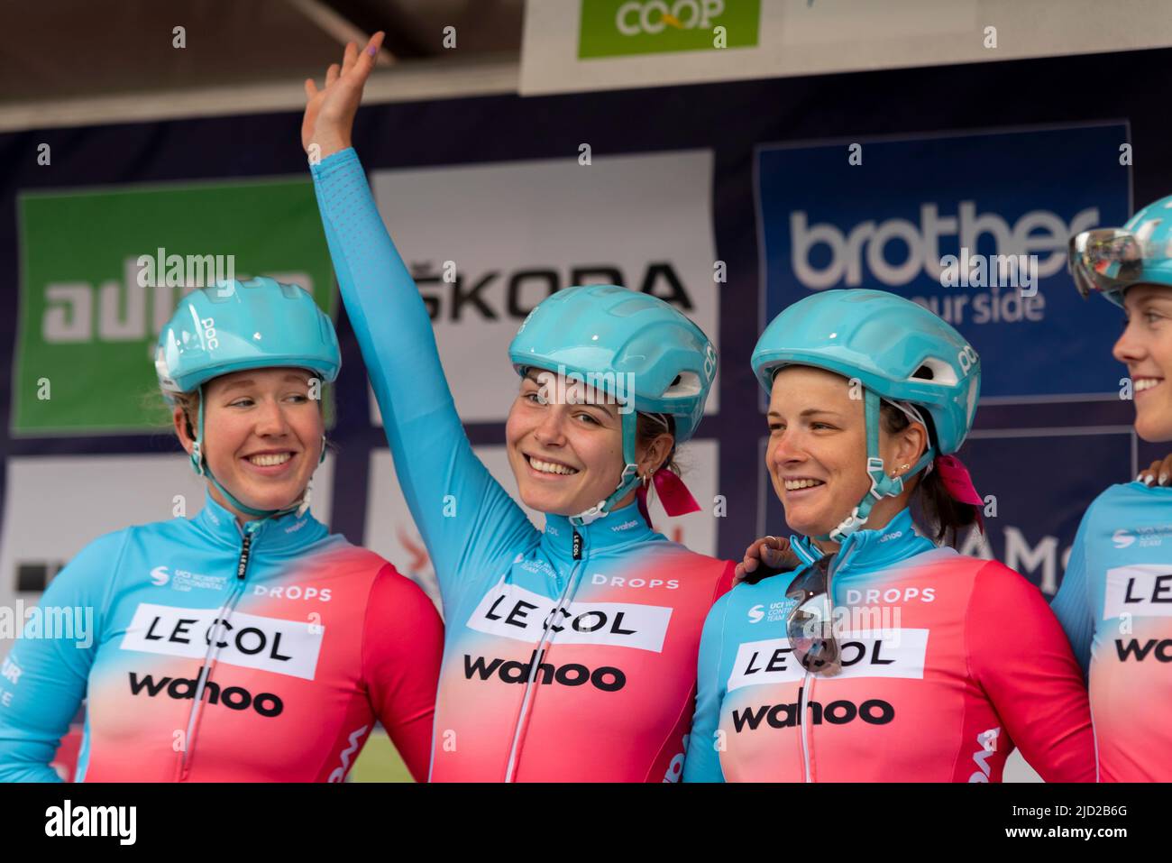 Marjolein van t Geloof, April Tacey, Gladys Verhulst, de l'équipe le Col Wahoo avant de participer à la course cycliste UCI The Women's Tour de Colchester Banque D'Images Marjolein van t Geloof, April Tacey, Gladys Verhulst, de l'équipe le Col Wahoo avant de participer à la course cycliste UCI The Women's Tour de Colchester Banque D'Images