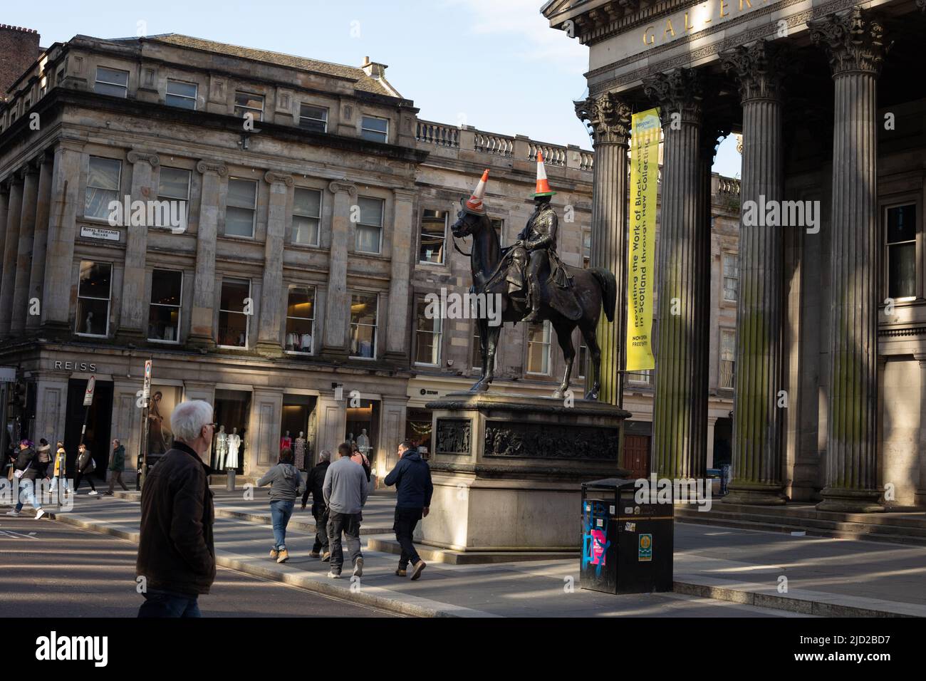 Statue du duc de Wellington avec son chapeau de cornet de police emblématique, devant la Galerie d'art moderne, à Glasgow, Écosse, le 8 avril 2022. N55°51,614' W4°15,113' Banque D'Images