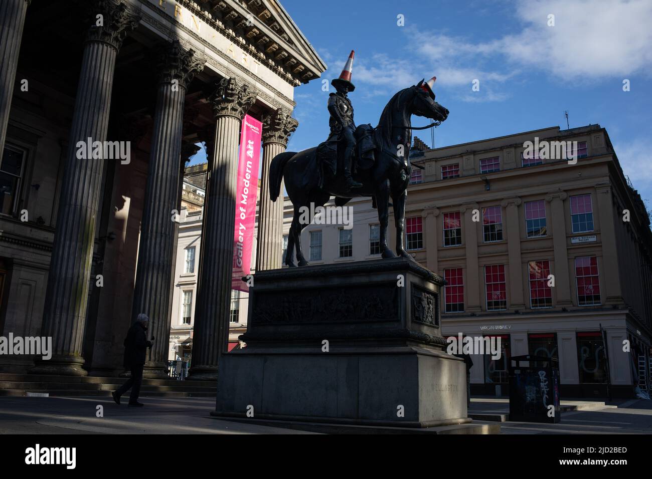Statue du duc de Wellington avec son chapeau de cornet de police emblématique, devant la Galerie d'art moderne, à Glasgow, Écosse, le 8 avril 2022. N55°51,597' W4°15,119' Banque D'Images