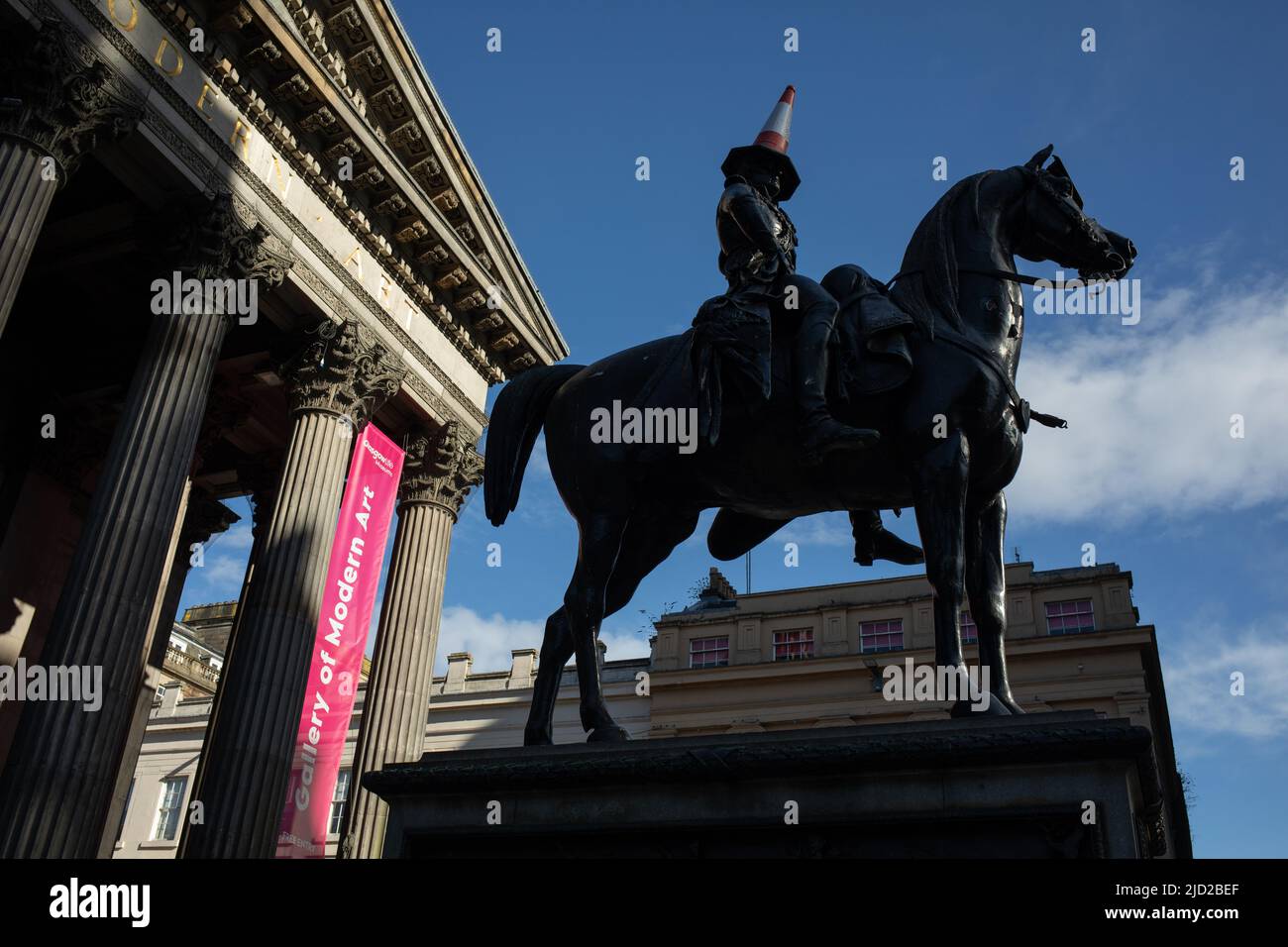 Statue du duc de Wellington avec son chapeau de cornet de police emblématique, devant la Galerie d'art moderne, à Glasgow, Écosse, le 8 avril 2022. N55°51,597' W4°15,119' Banque D'Images