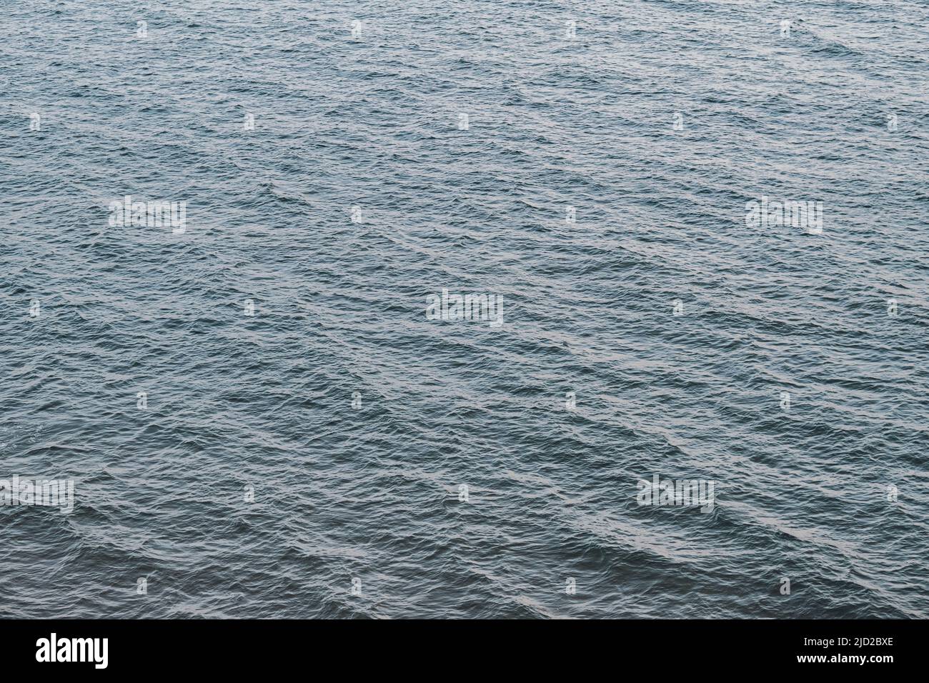 Vue sur l'eau de mer au coucher du soleil, magnifique arrière-plan Banque D'Images