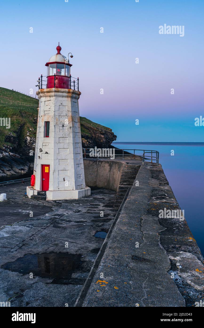 Coucher de soleil sur le phare et le port de Lybster, côte est de l'Écosse, Royaume-Uni Banque D'Images