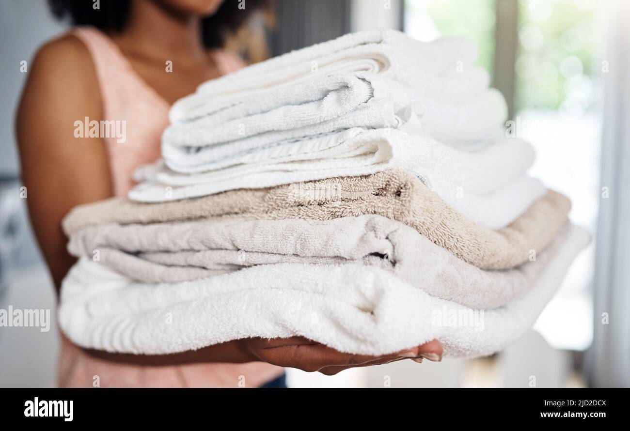 Nettoyer et être prêt à l'emploi. Coupe courte d'une femme méconnue portant des serviettes propres, art à la maison. Banque D'Images