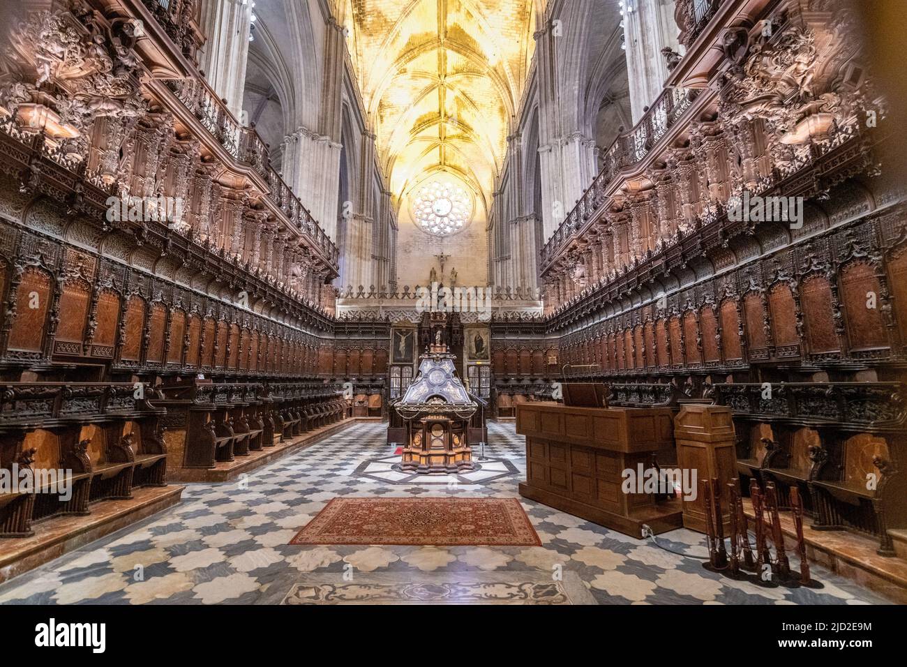 Siège de choeur orné à l'intérieur de la cathédrale de Séville, Séville, Espagne Banque D'Images