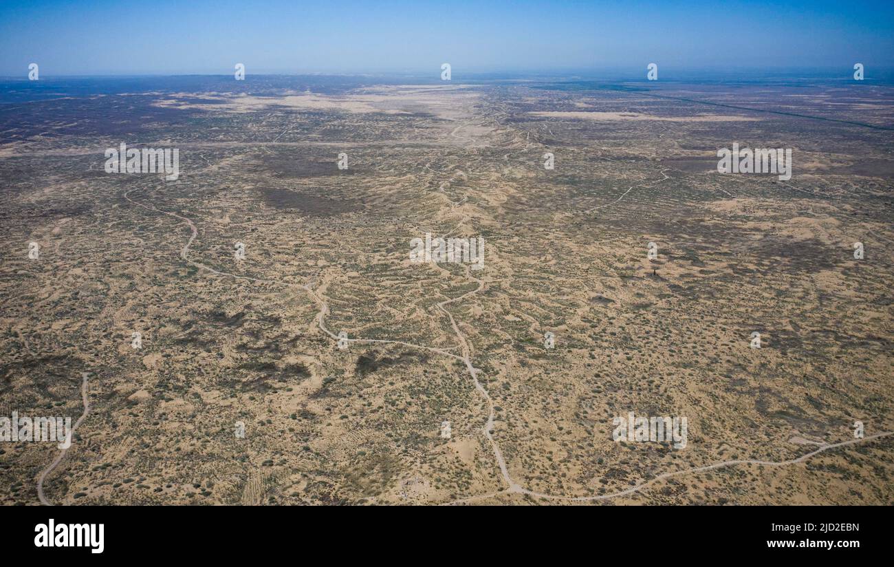 (220617) -- YINCHUAN, 17 juin 2022 (Xinhua) -- photo aérienne prise sur 16 juin 2022 montre une vue de la réserve écologique nationale Baijitan de Lingwu, région autonome de Ningxia hui, dans le nord-ouest de la Chine. Grâce à trois générations d'efforts dédiés de contrôle du sable, une oasis de 42 000 hectares a été créée dans la réserve écologique nationale Baijitan de Lingwu, à la limite sud-ouest du vaste désert de Maowusu. L'oasis est maintenant devenue une barrière protectrice importante pour le système écologique dans le nord-ouest de la Chine. Afin de contrôler efficacement le désert, les habitants se sont engagés à se développer Banque D'Images