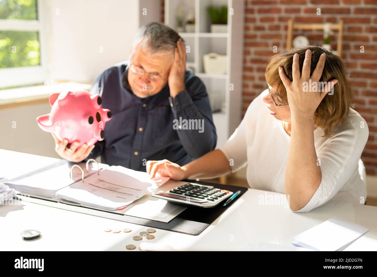Portrait Of Couple Holding Piggybank à la maison Banque D'Images