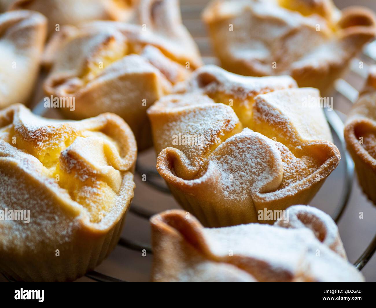 Pâtisseries ricotta sucrées à la forme funky, concentration sélective. Italien Soffioni Abruzzesi Banque D'Images