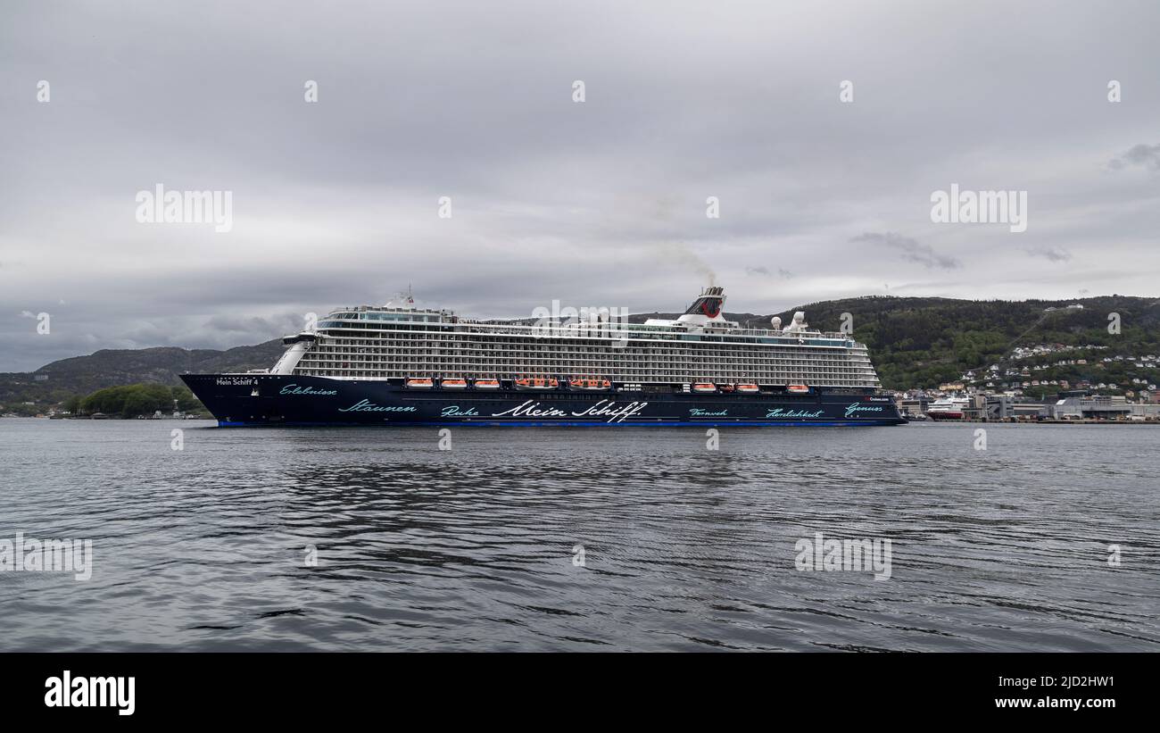 Bateau de croisière Mein Schiff 4 au départ du port de Bergen, Norvège. Banque D'Images