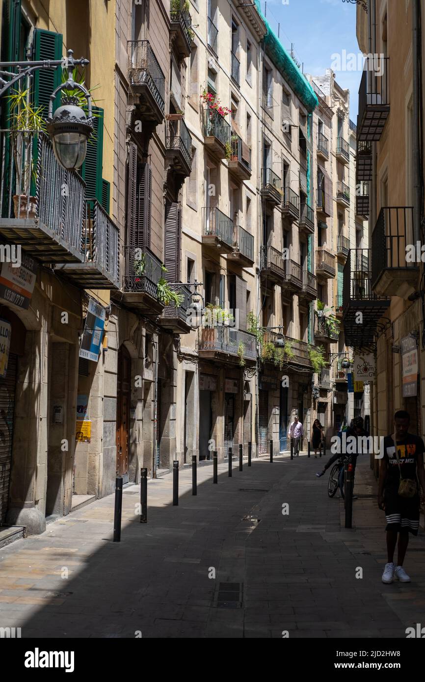 Une rue sinueuse dans le quartier gothique de Barcelone. Banque D'Images